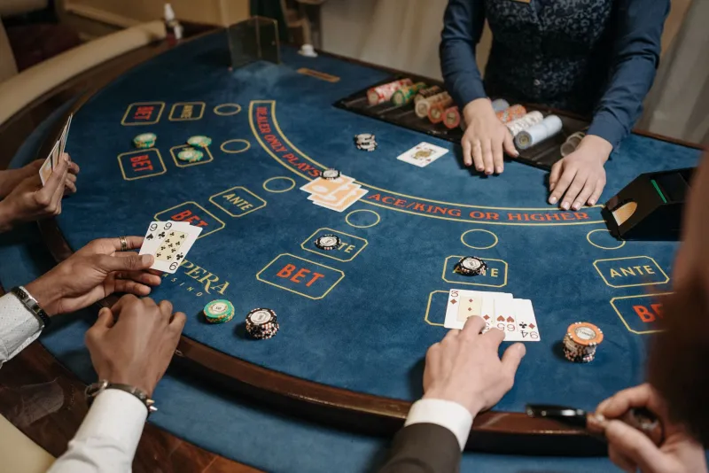 Graduating the Casino Floor: A Smart Player's Roadmap from Low-Stakes Slots to Bold Table Action